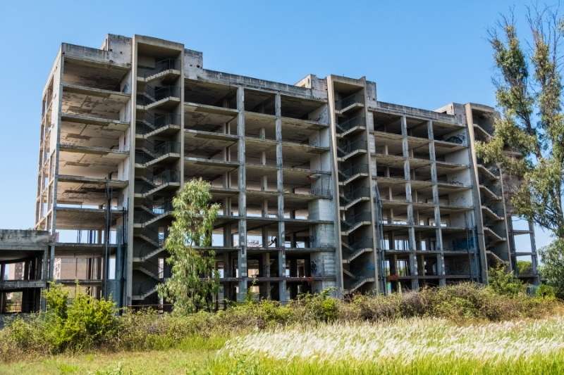 Construção abandonada: a solução é mais simples do que parece para acabar com os esqueletos urbanos