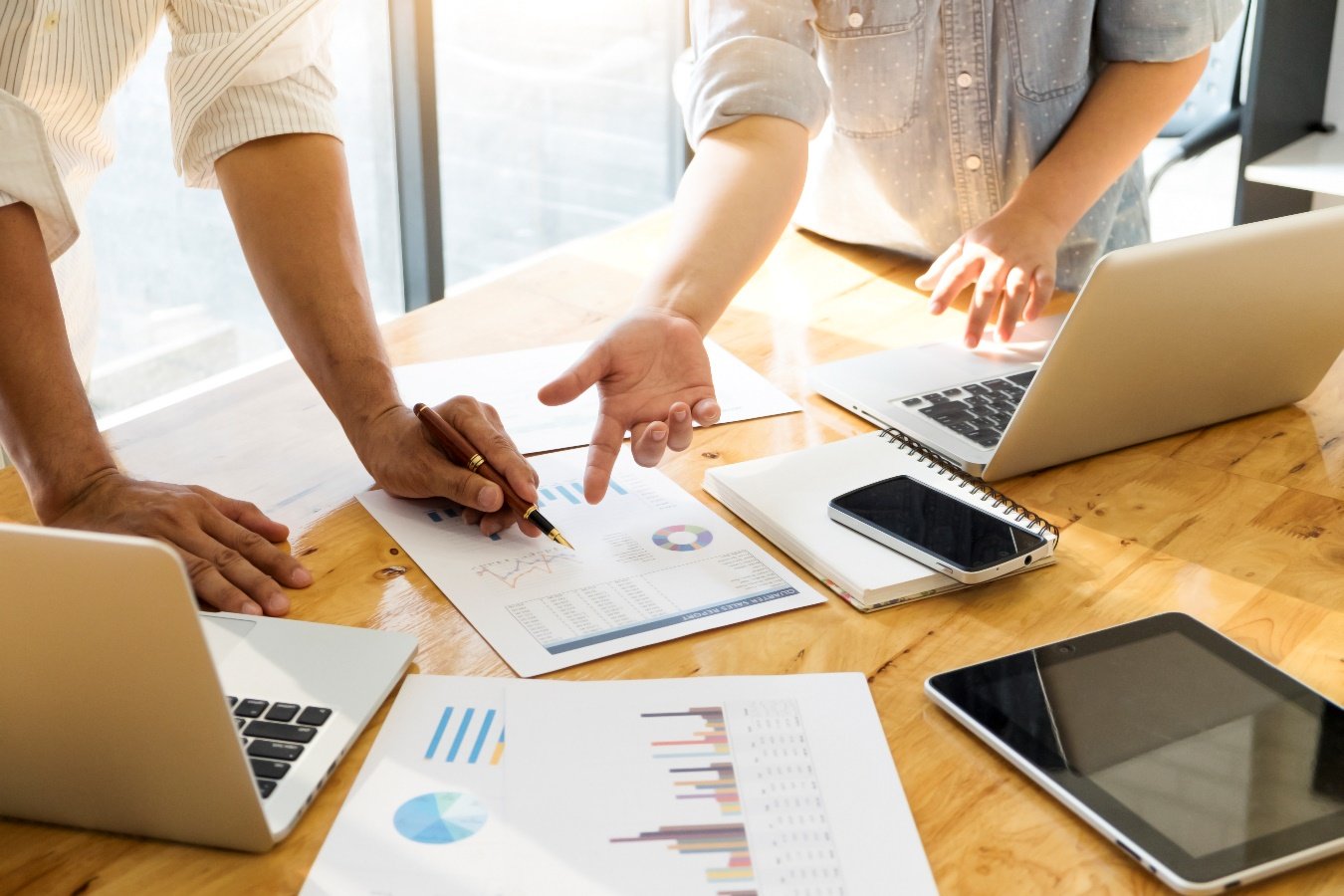 Equipe analisa relatórios e planilhas nos primeiros 30 dias do planejamento patrimonial