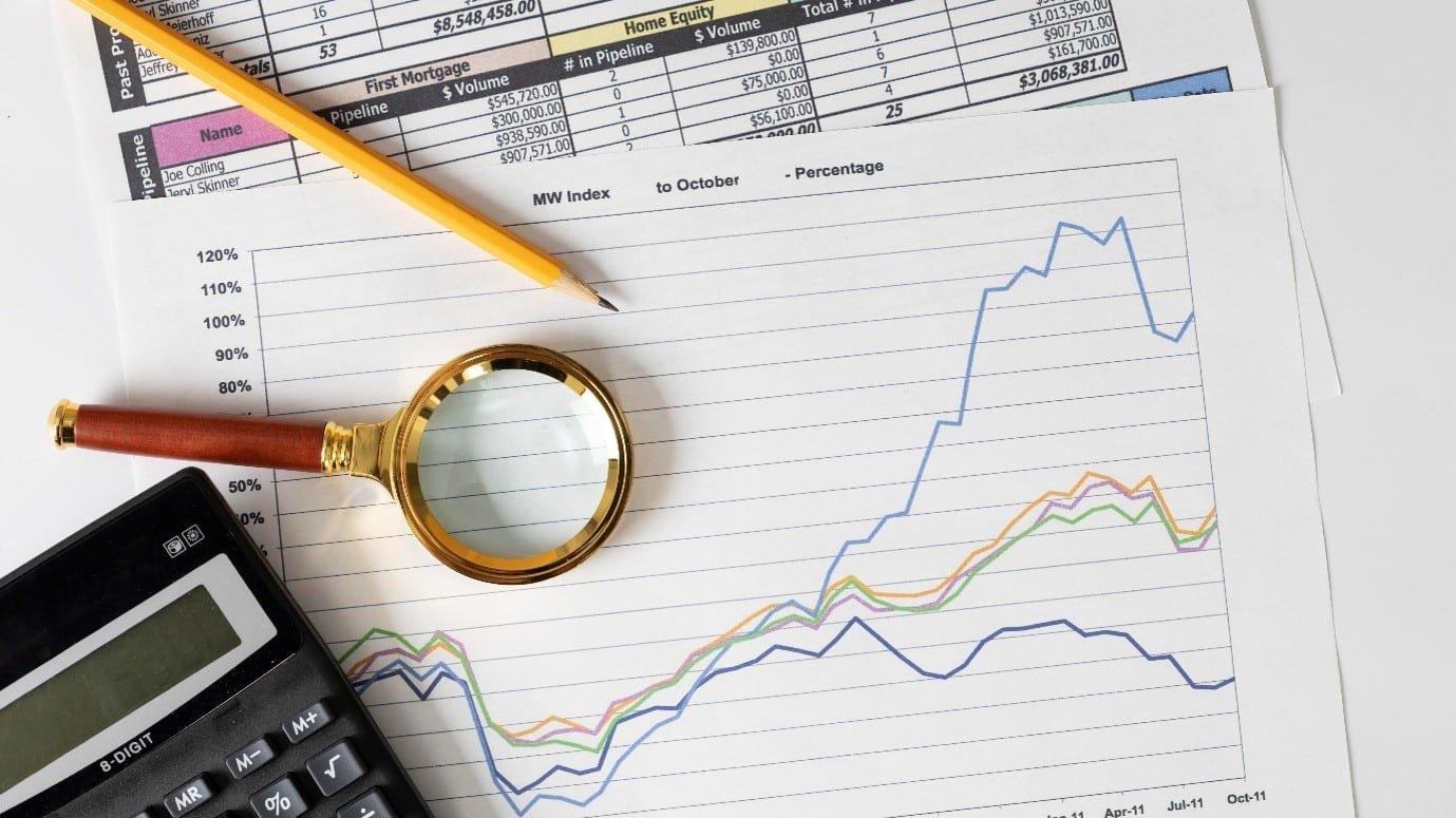 Lupa, calculadora e gráficos financeiros para comparar regimes tributários