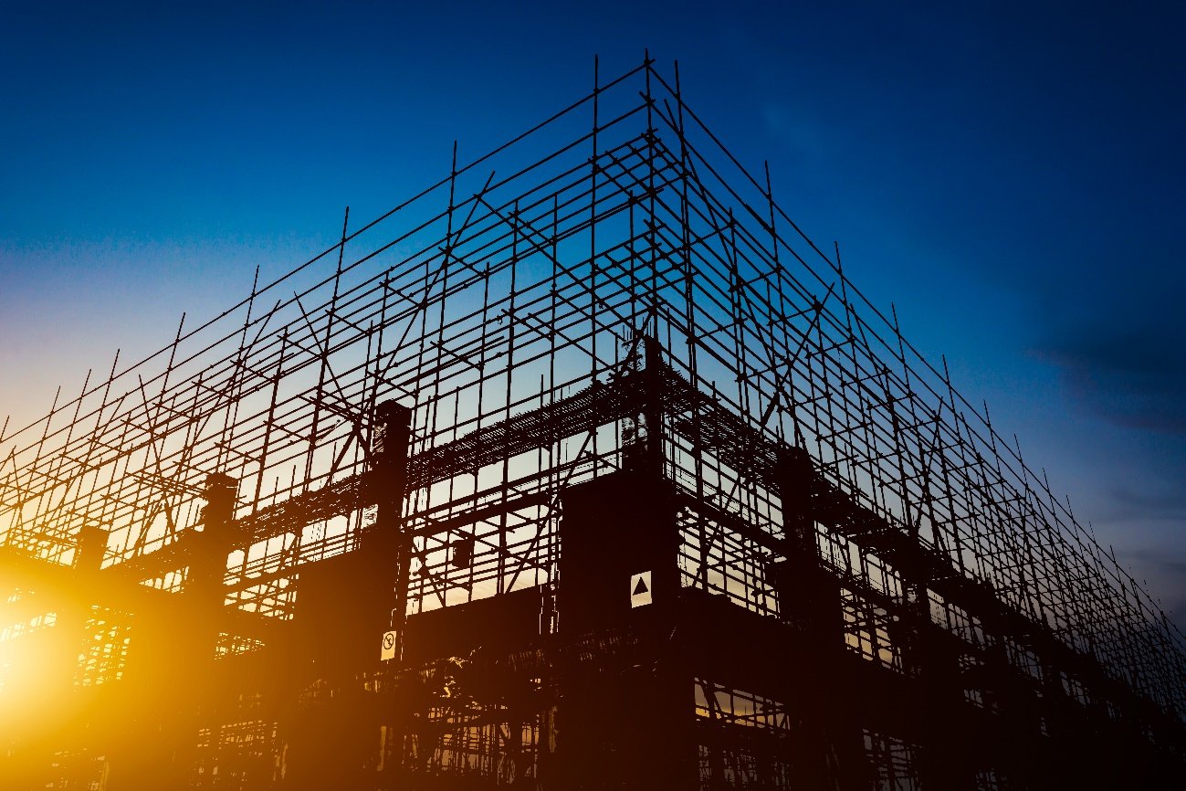 Estrutura de prédio em construção ao pôr do sol